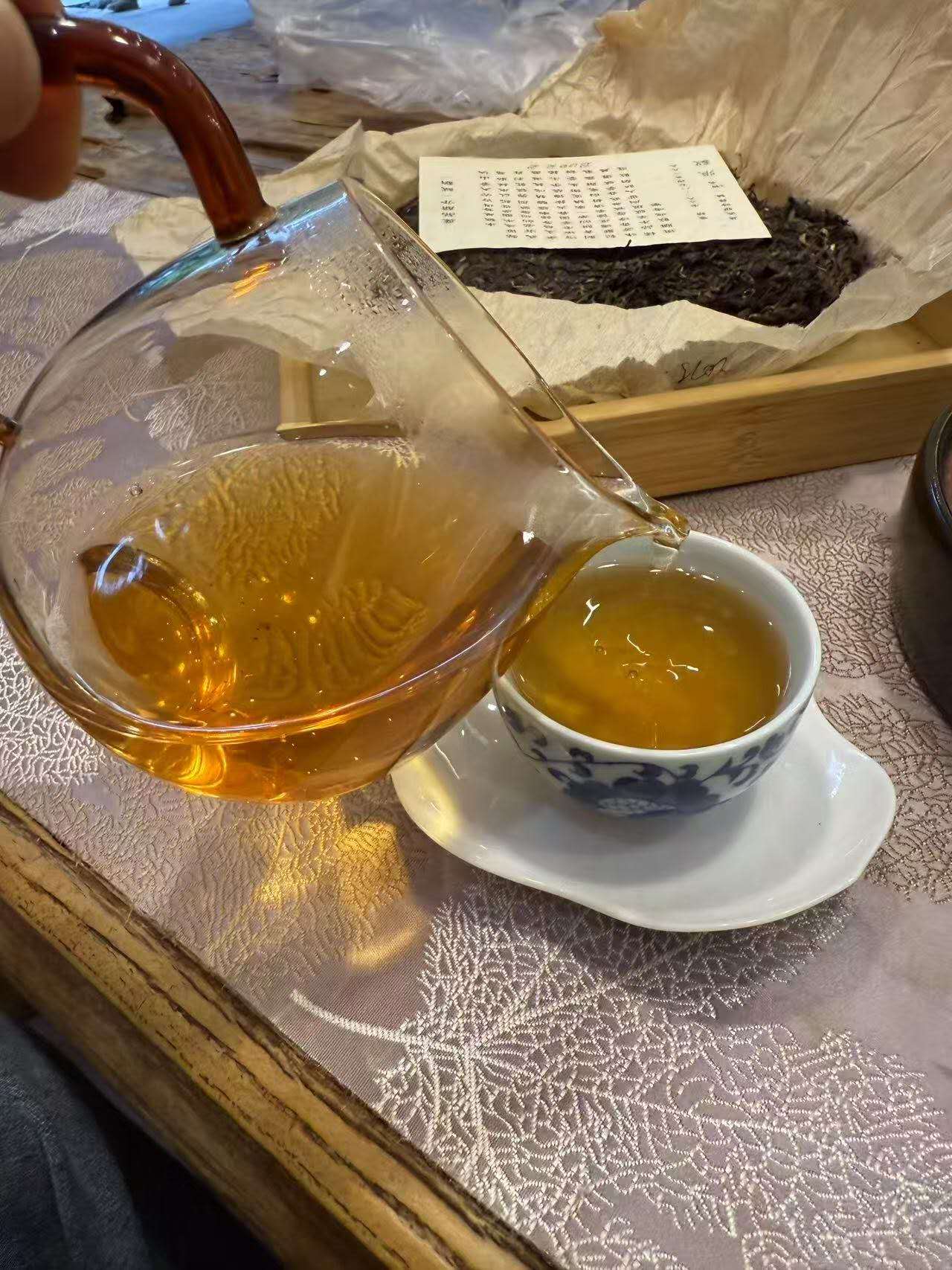 张毅顺时兴 2002 Zhang Yi " Shun Shi Xing - Chunjian", Rauw Pu erh ca. 400g Cake - 6leaves 357