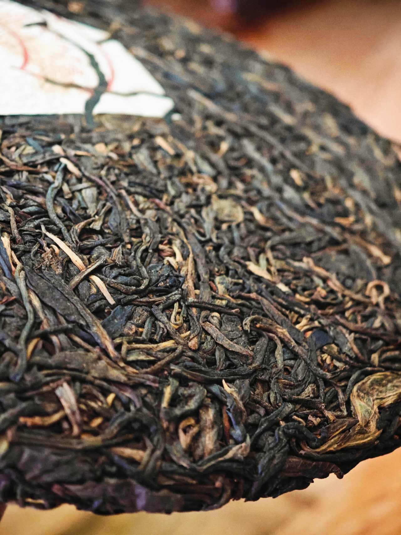 张毅顺时兴 2002 Zhang Yi " Shun Shi Xing - Chunjian", Rauw Pu erh ca. 400g Cake - 6leaves 357