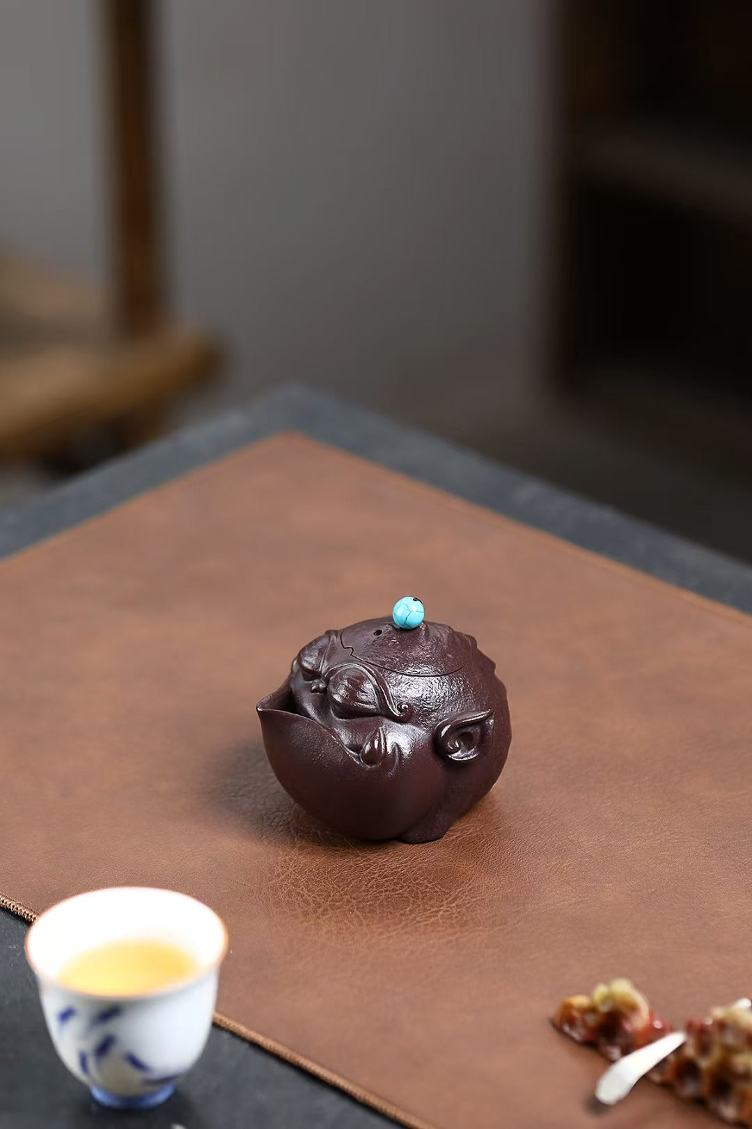 鲍玉华老紫泥全手工大师宝瓶壶 Fully handcrafted "Golden Toad Brings Blessings" Yixing Teapot – Made from Rare Aged Purple Clay -Lao Zini by Bao Yuhua，130ml