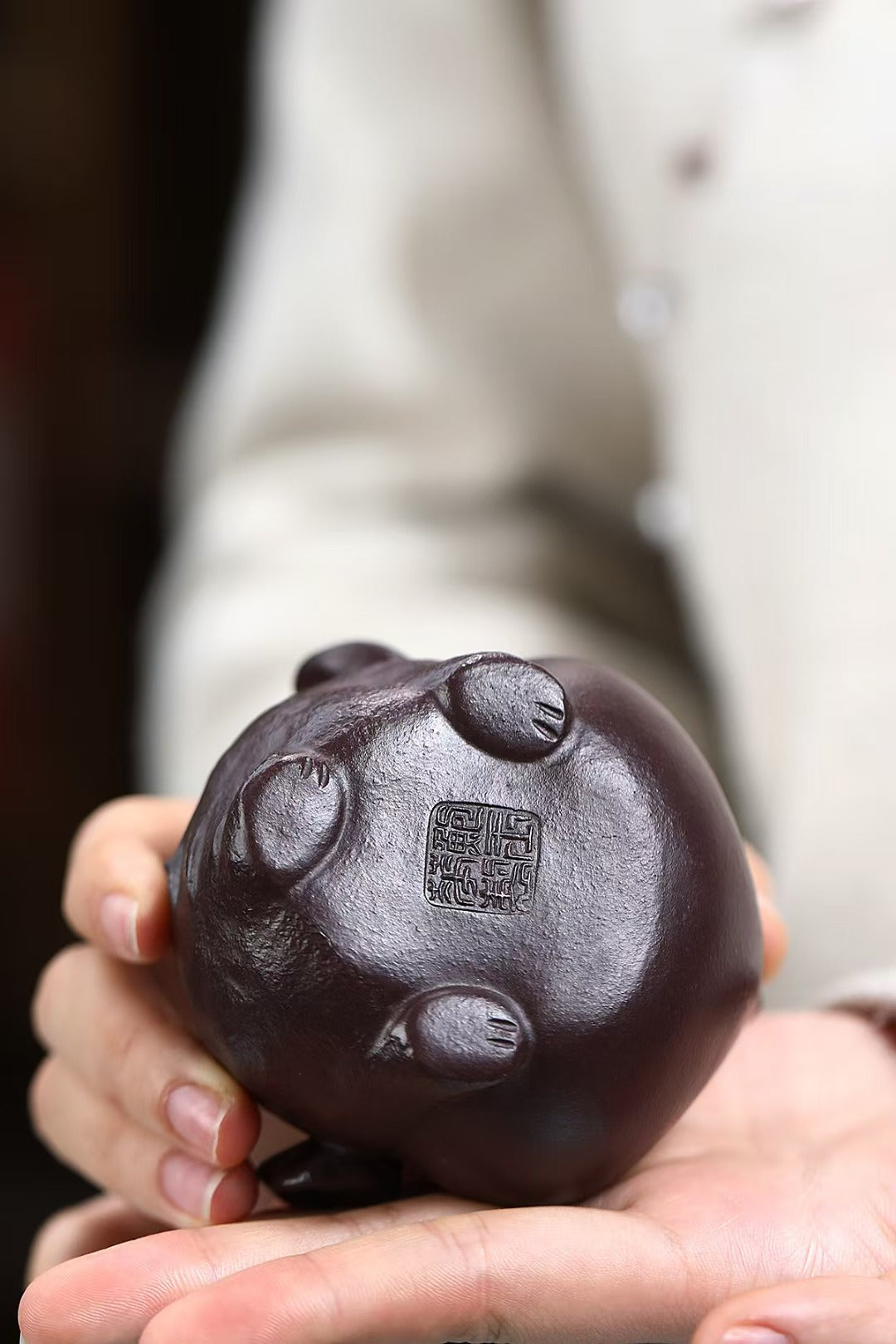 鲍玉华老紫泥全手工大师宝瓶壶 Fully handcrafted "Golden Toad Brings Blessings" Yixing Teapot – Made from Rare Aged Purple Clay -Lao Zini by Bao Yuhua，130ml