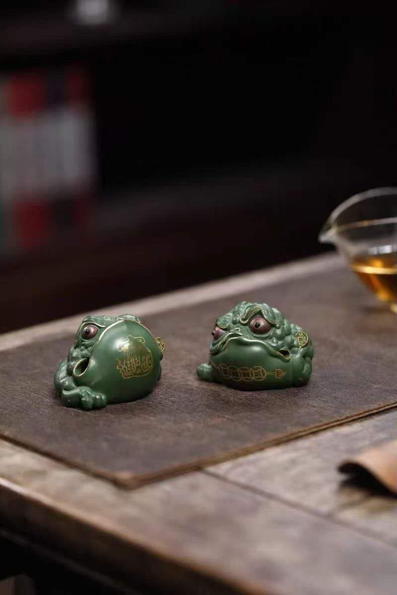 梅志峰全手工金蟾蜍  Yixing Purple Clay Handmade "Gold Fortune Toad-Lucky Tea Companion" by Master Meizhifeng， a pair