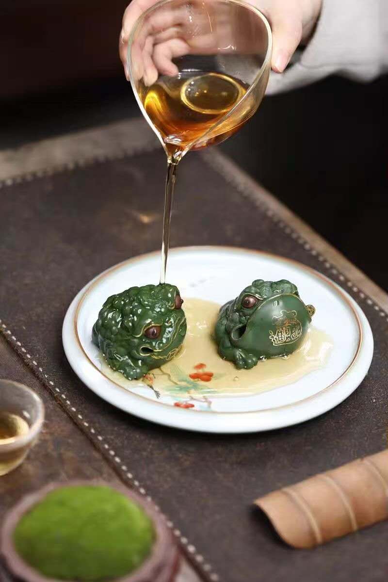 梅志峰全手工金蟾蜍  Yixing Purple Clay Handmade "Gold Fortune Toad-Lucky Tea Companion" by Master Meizhifeng， a pair