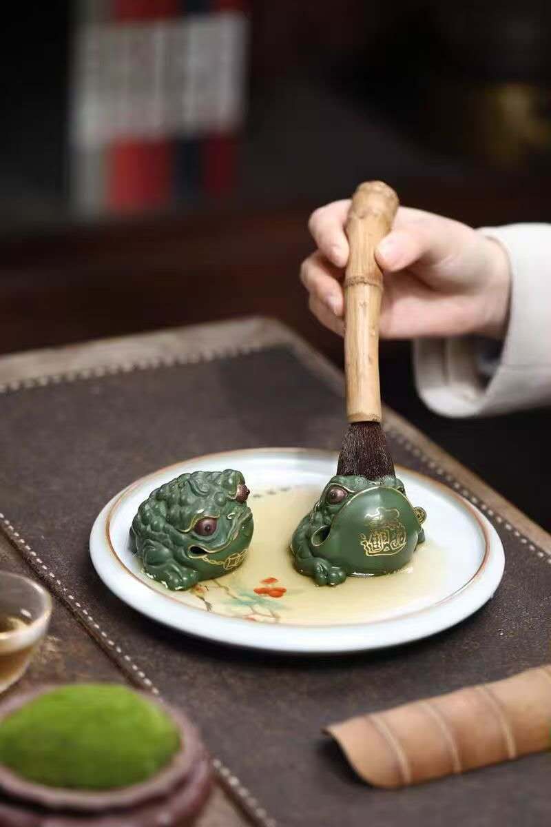 梅志峰全手工金蟾蜍  Yixing Purple Clay Handmade "Gold Fortune Toad-Lucky Tea Companion" by Master Meizhifeng， a pair