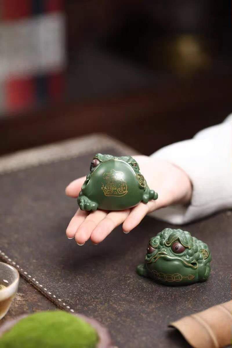 梅志峰全手工金蟾蜍  Yixing Purple Clay Handmade "Gold Fortune Toad-Lucky Tea Companion" by Master Meizhifeng， a pair