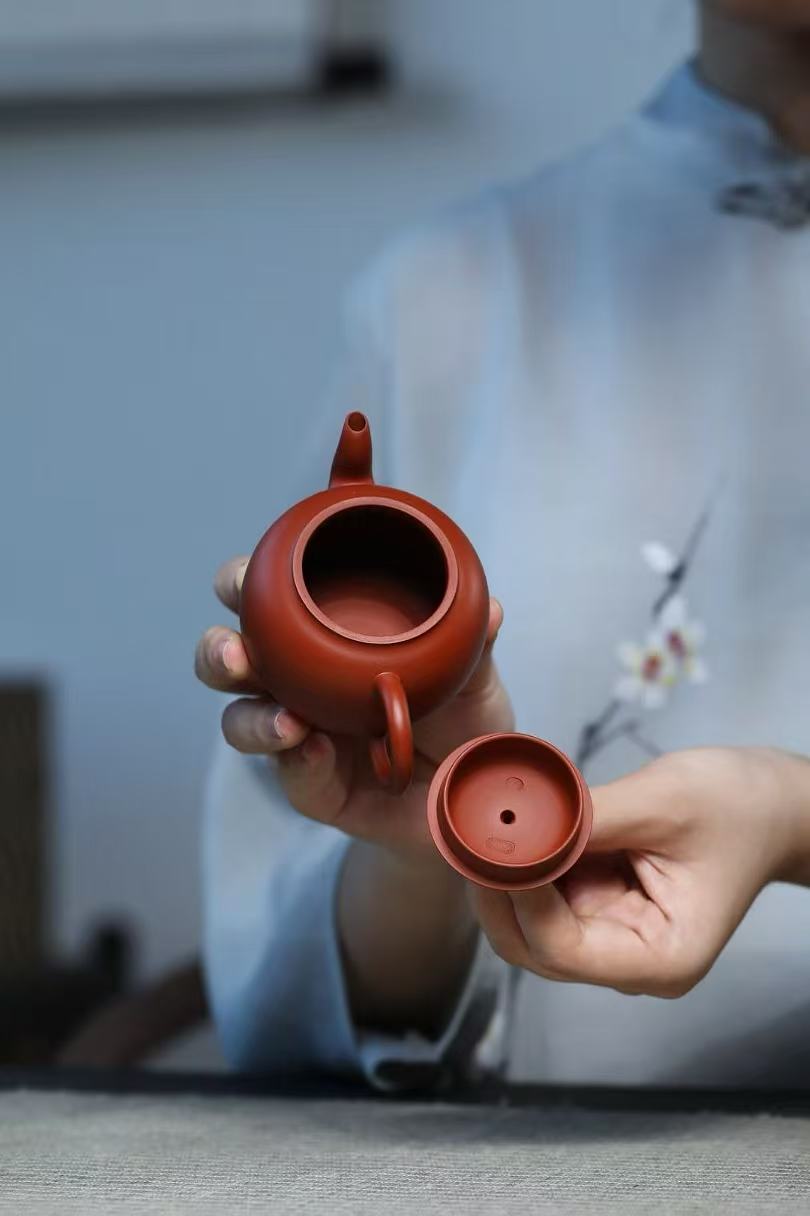 全手工大师壶 鲍玉华 宫灯 Fully handcrafted master Yixing Zhuni teapot by Baoyuhua "Palace Lantern" by Bao Yuhua - National Craft Artist, 140cc - 6leaves 357