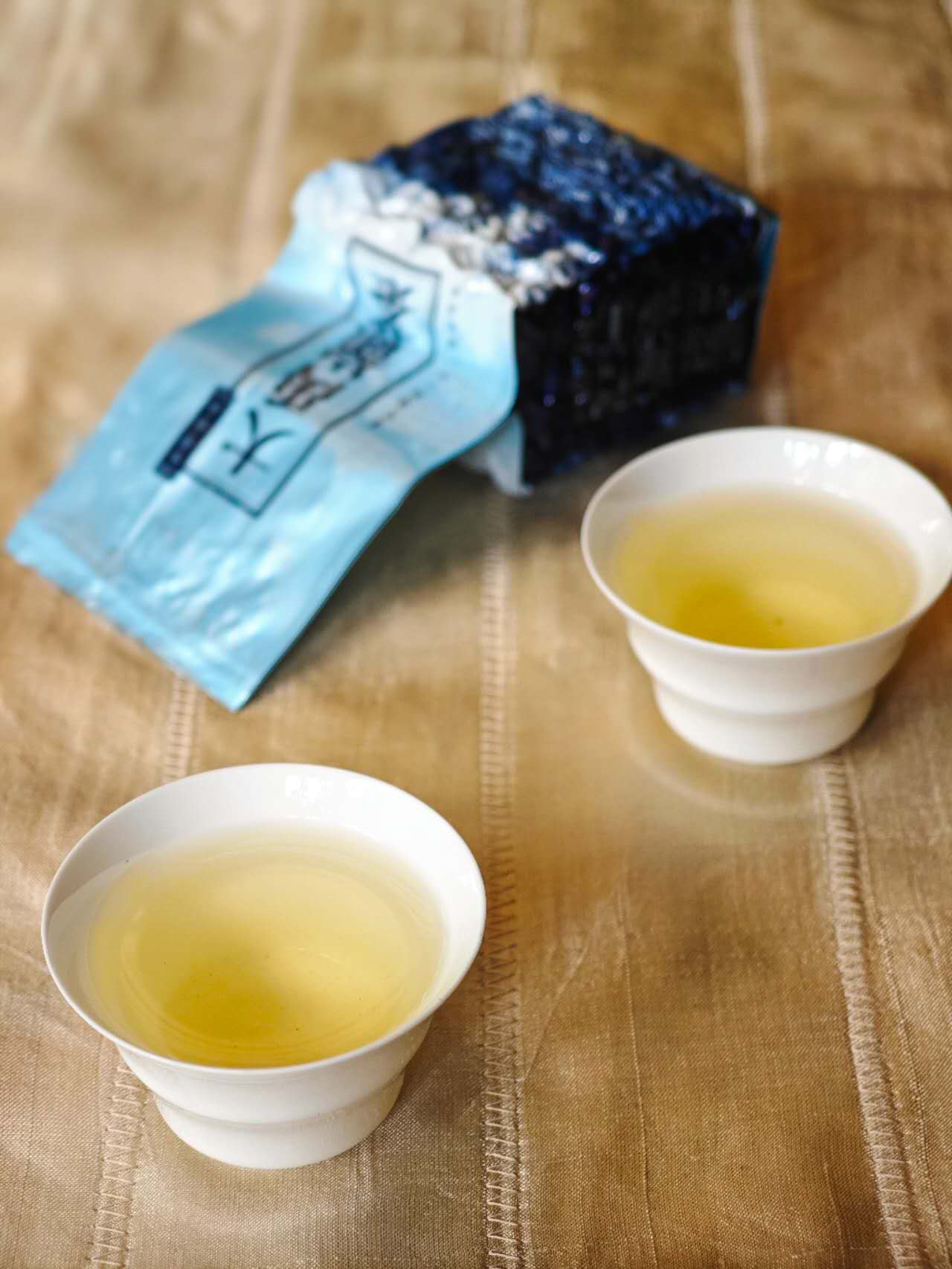 台湾乌龙大禹岭 Taiwan Da Yu Ling High high Mountain Oolong The Pinnacle of Taiwanese Tea Craftsmanship 2x 75g in a Package - 6leaves 357